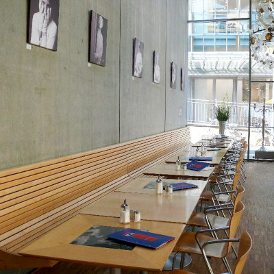 antoniter-cafe-stanton-moebel sitzmobel bank tisch