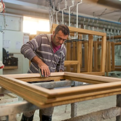 Holzfenster oder Kunststofffenster – Wo liegen die Unterschiede? Was sollte man bei einer Entscheidung beachten?