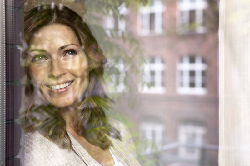 fenster-frau-gluecklich-fensterbau-reparatur-sanierung